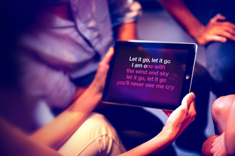 Device showing lyrics for virtual karaoke
